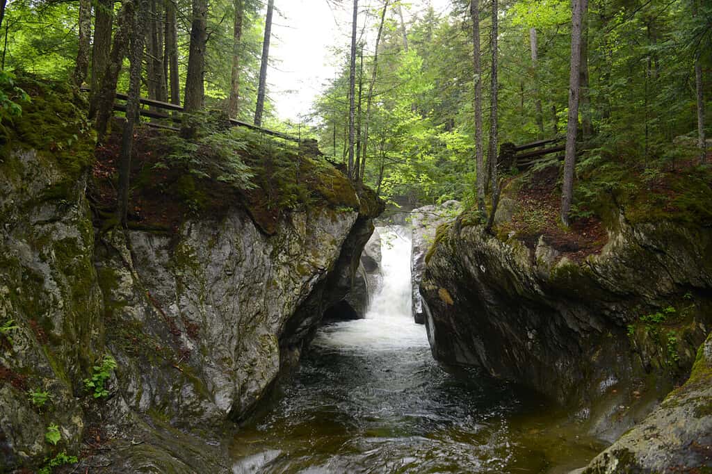 Vista panoramica delle Cascate del Texas nella Green Mountain National Forest, situata nel villaggio di Hancock, Vermont, USA. 