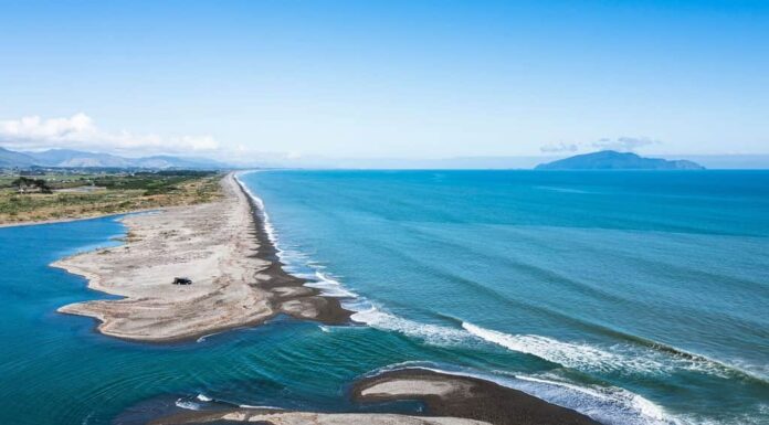 Ripresa aerea alla foce del fiume otaki sulla costa di Kapiti in una bella giornata autunnale Il mare di Tasman è calmo con una leggera risacca Guardando a sud