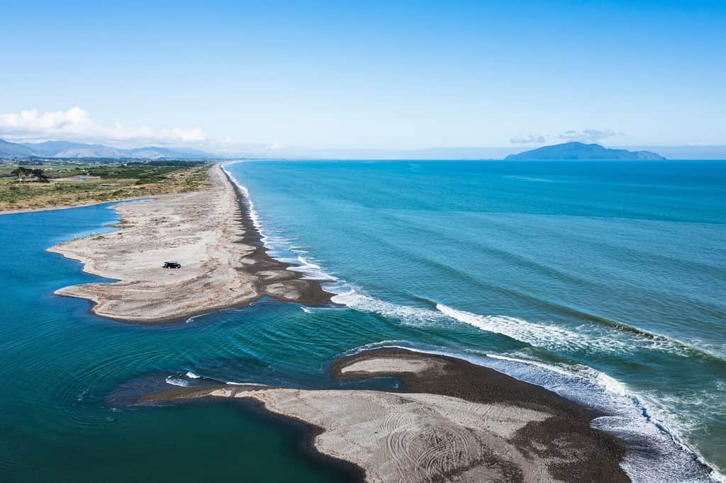 Ripresa aerea alla foce del fiume otaki sulla costa di Kapiti in una bella giornata autunnale Il mare di Tasman è calmo con una leggera risacca Guardando a sud