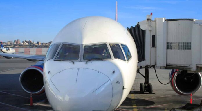 Pilota e copilota si preparano per un volo al Laguardia di New York