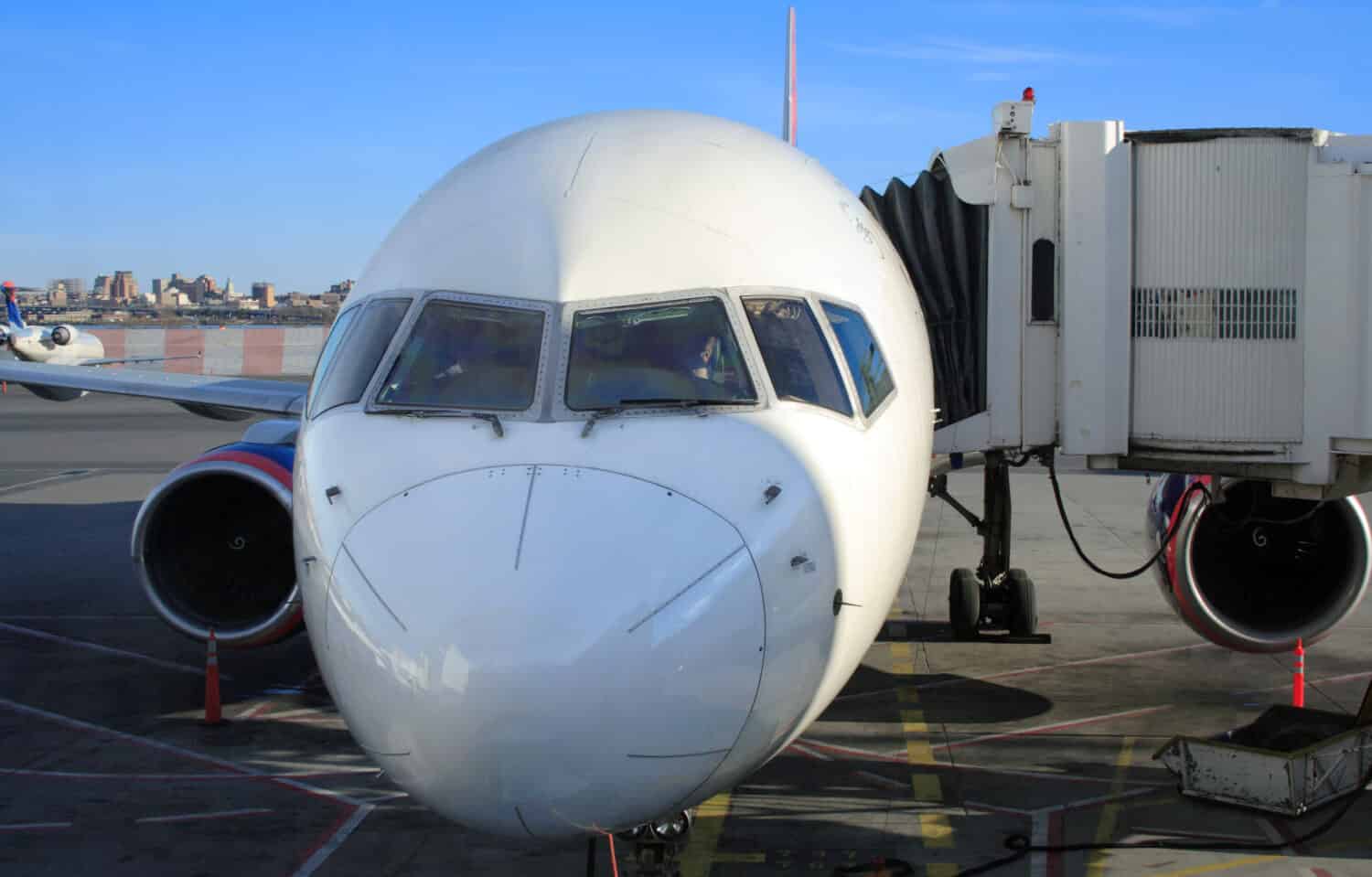 Pilota e copilota si preparano per un volo al Laguardia di New York