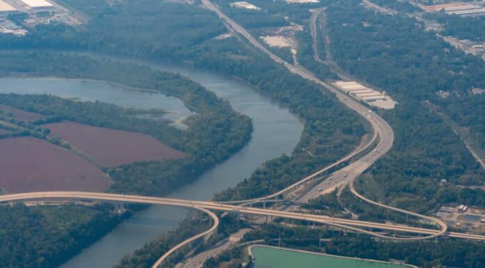 Richmond, Virginia, USA - Veduta aerea del fiume James, della I-95 e del ponte dei veterani del Vietnam sulla Pocahontas Parkway I-895 nella contea di Chesterfield a sud di Richmond.