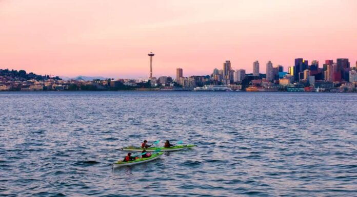 Kayak nelle acque di Puget Sound con skyline e paesaggio urbano di Seattle, WA sullo sfondo.