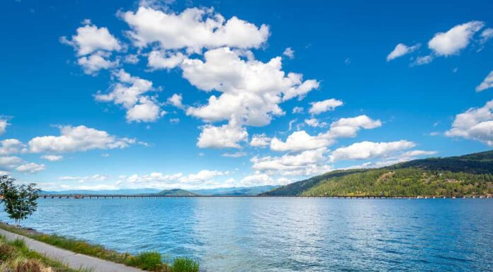 Una vista panoramica del lago Clymer, un popolare luogo turistico situato in Ohio.