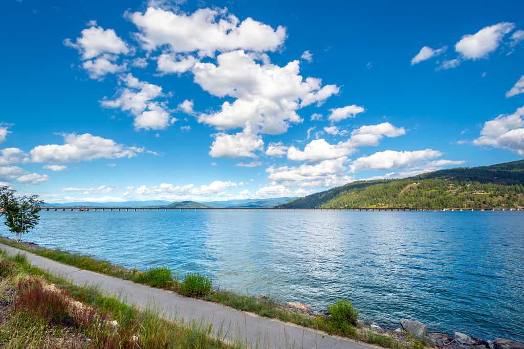 Una vista panoramica del lago Clymer, un popolare luogo turistico situato in Ohio.