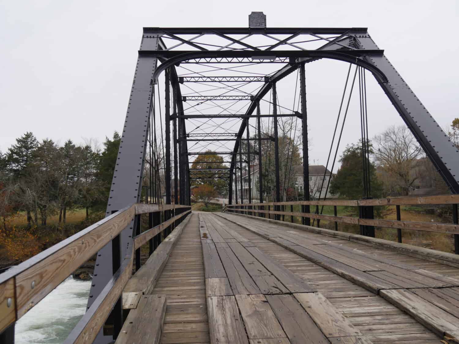 Scatto ritagliato del War Eagle Bridge, un vecchio ponte elencato nel registro nazionale dei luoghi storici dell'Arkansas.