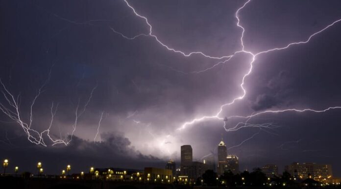 Indianapolis di notte durante un temporale.