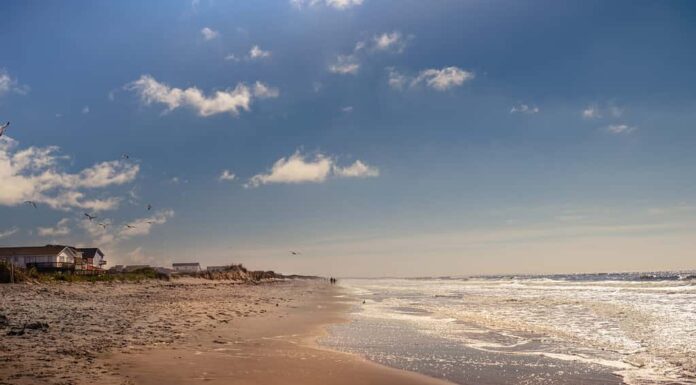 Oak Island Beach nella contea di Brunswick, nella Carolina del Nord, scattata la mattina presto durante la stagione autunnale.  Un bellissimo resort nella parte orientale dello stato, a pochi chilometri da Wilmington, patria di Michael Jordan.
