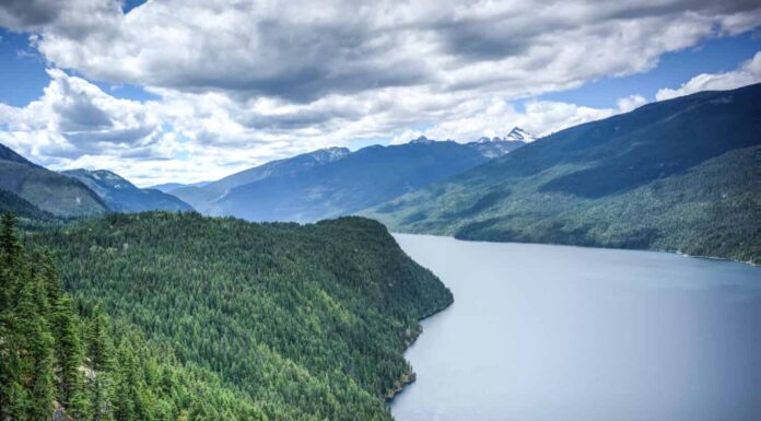 vista del lago Slocan, BC, Canada, affacciato sul Valhalla Provincial Park