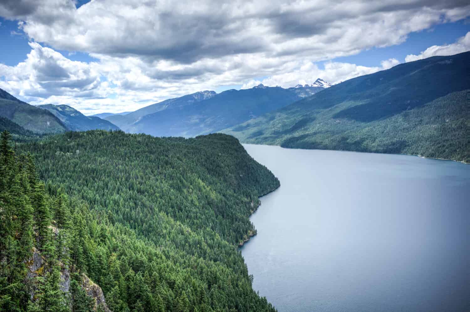 vista del lago Slocan, BC, Canada, affacciato sul Valhalla Provincial Park