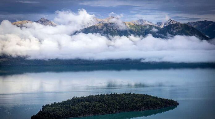 Bella vista del paesaggio del lago Clark, Alaska.