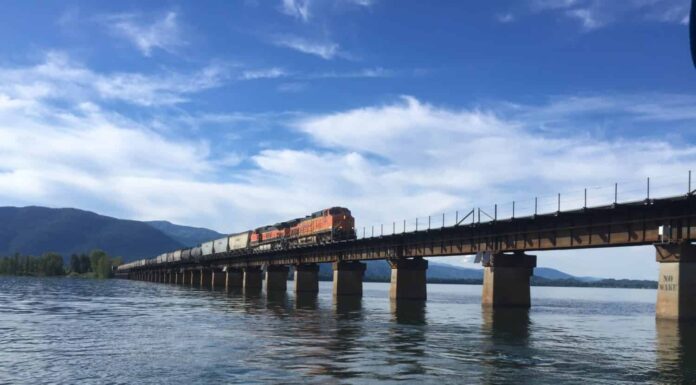 Treno sul lago Pend Oreille