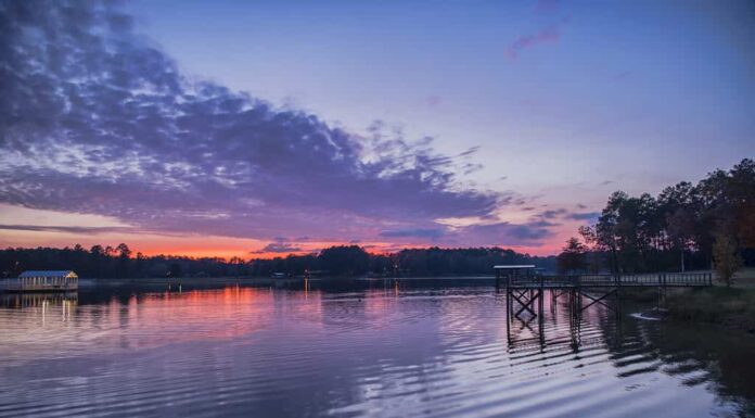 Cielo al tramonto rosa e viola al bacino idrico di Toledo Bend sulla linea di stato del Texas/Louisiana