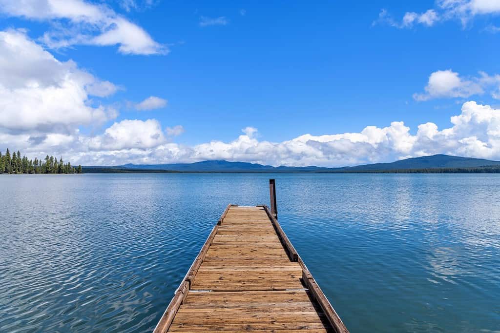 Un'immagine grandangolare di un lago da una rampa della barca. 