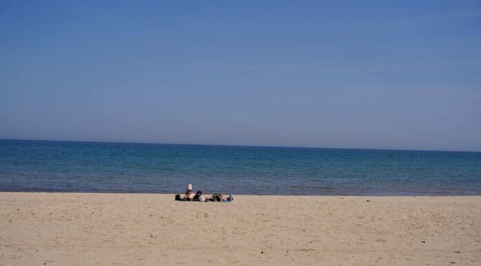 Litorale della spiaggia al lago Michigan a Sheboygan, Wisconsin 