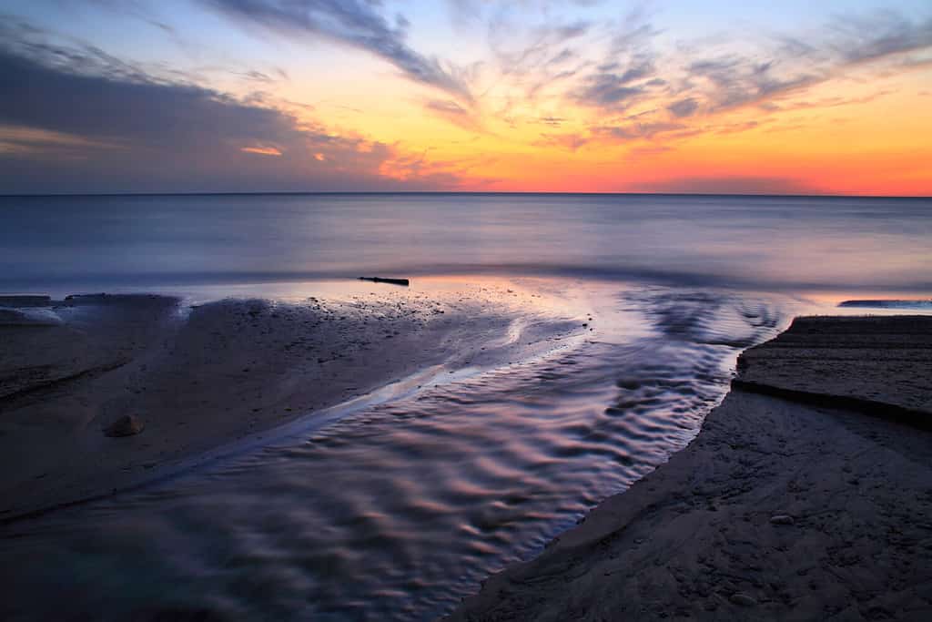 Un tramonto sfolgorante sul lago Erie alla foce del Crooked Creek, Dunkerque New York, Stati Uniti d'America