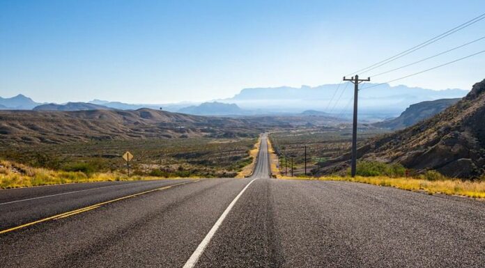 panoramica della strada per il Parco nazionale di Big Bend nel sud-ovest del Texas con foschia mattutina sulle montagne