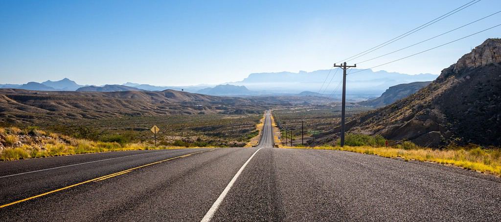 panoramica della strada per il Parco nazionale di Big Bend nel sud-ovest del Texas con foschia mattutina sulle montagne