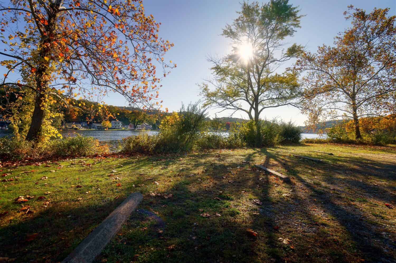 Un parco statale panoramico e tranquillo situato sul fiume Housatonic che offre sentieri escursionistici, aree balneabili e campeggi.