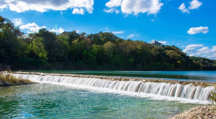 Breve cascata a Five Mile Dam Park a San Marcos, Texas