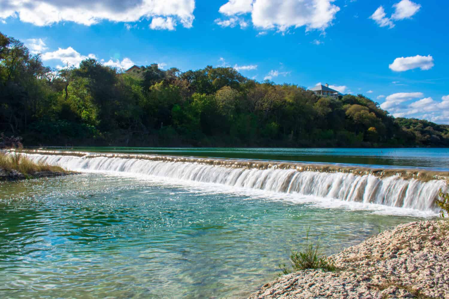 Breve cascata a Five Mile Dam Park a San Marcos, Texas