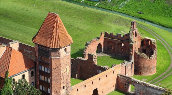 Castello di Malbork nella regione della Pomerania della Polonia.  Patrimonio mondiale dell'UNESCO.  Fortezza dei Cavalieri Teutonici conosciuta anche come Marienburg.