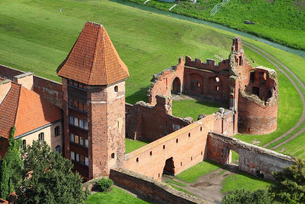 Castello di Malbork nella regione della Pomerania della Polonia.  Patrimonio mondiale dell'UNESCO.  Fortezza dei Cavalieri Teutonici conosciuta anche come Marienburg.