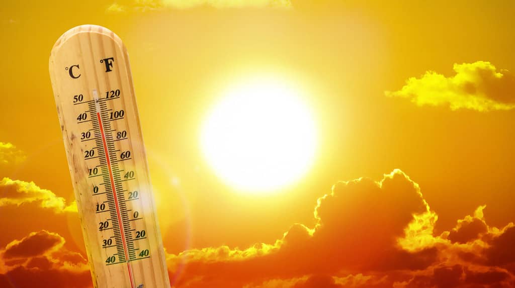 Sole caldo dell'ondata di caldo.  Cambiamento climatico.  Il riscaldamento globale.  Termometro alte temperature.