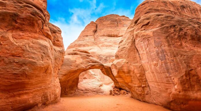 Il famoso Sand Dune Arch nel Parco nazionale degli Arches, Utah