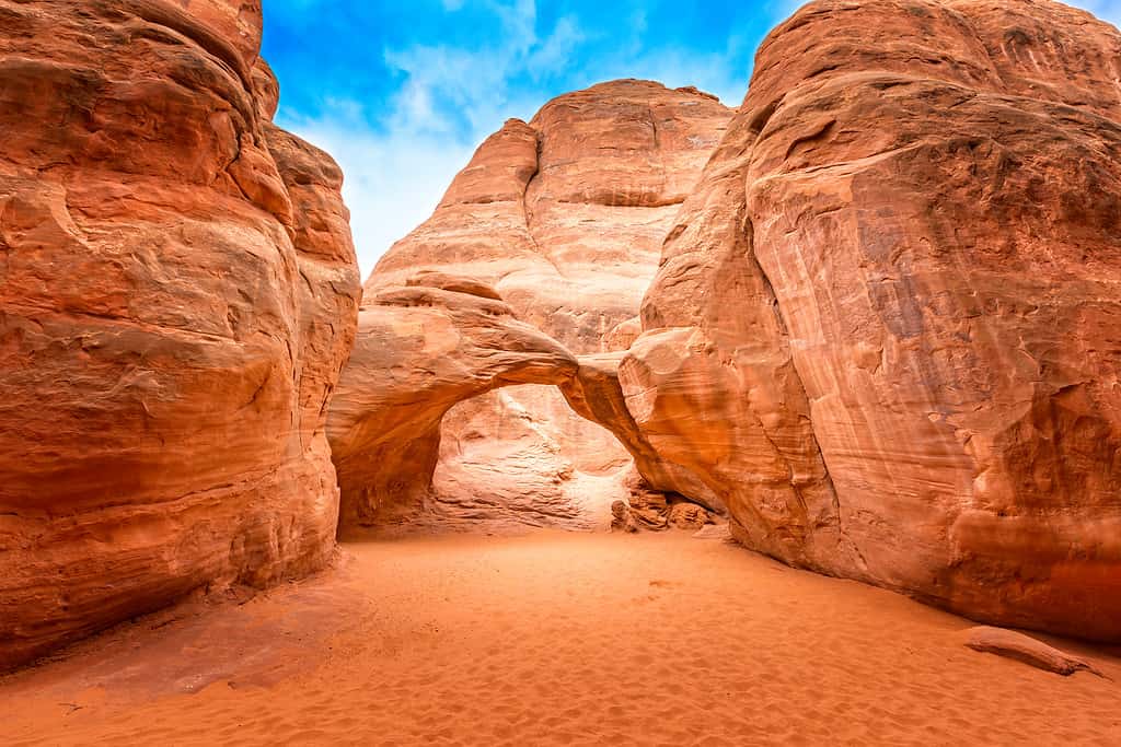 Il famoso Sand Dune Arch nel Parco nazionale degli Arches, Utah