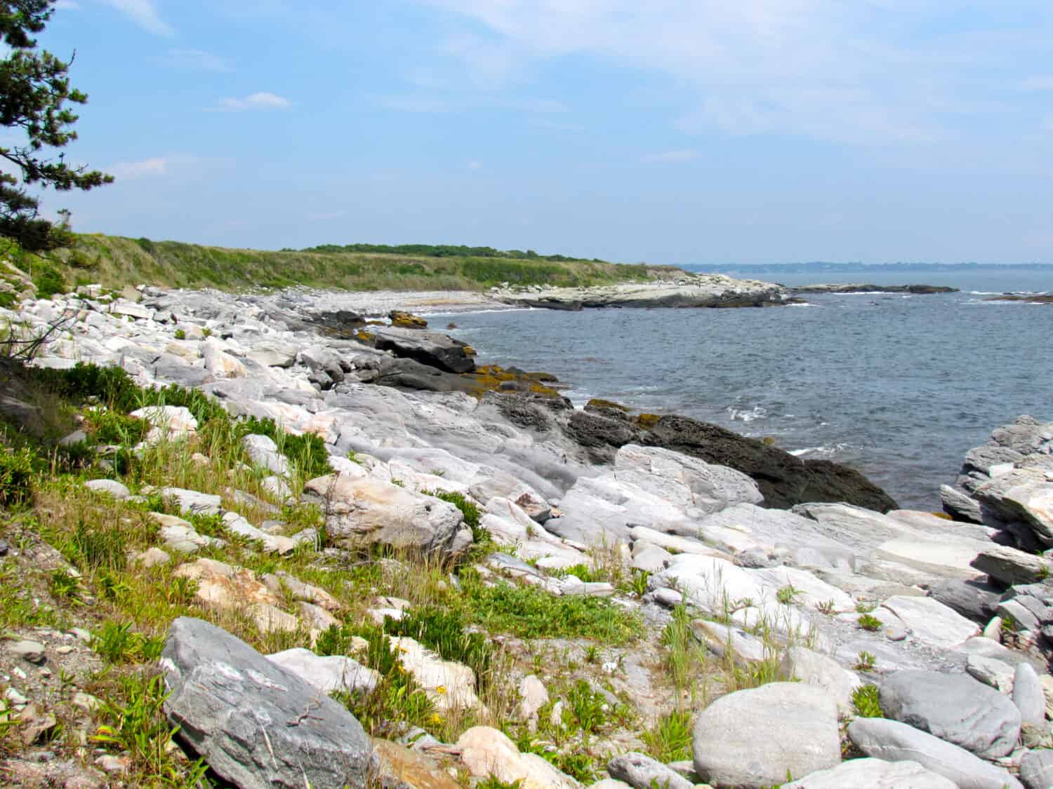 Vista della costa atlantica al Sachuest Point National Wildlife Refuge a Middletown, Rhode Island