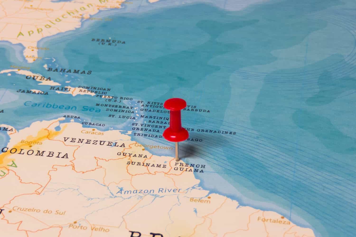 Una spilla rossa sulla Guyana francese della mappa del mondo