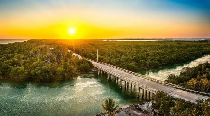 Tramonto aereo con il ponte tra Sugarloaf e Saddlebunch Keys, sopra Sugarloaf Creek, in Florida Keys, Florida.