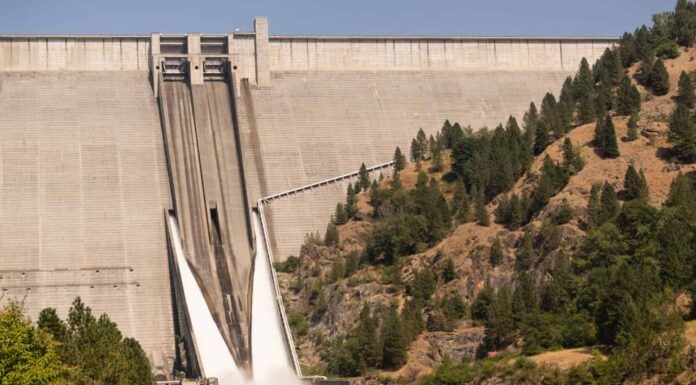 Lo sfioratore scarica l'acqua dalla diga nel fiume Clearwater nell'Idaho