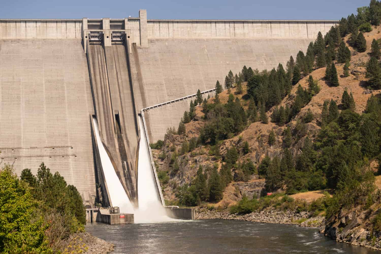 Lo sfioratore scarica l'acqua dalla diga nel fiume Clearwater nell'Idaho