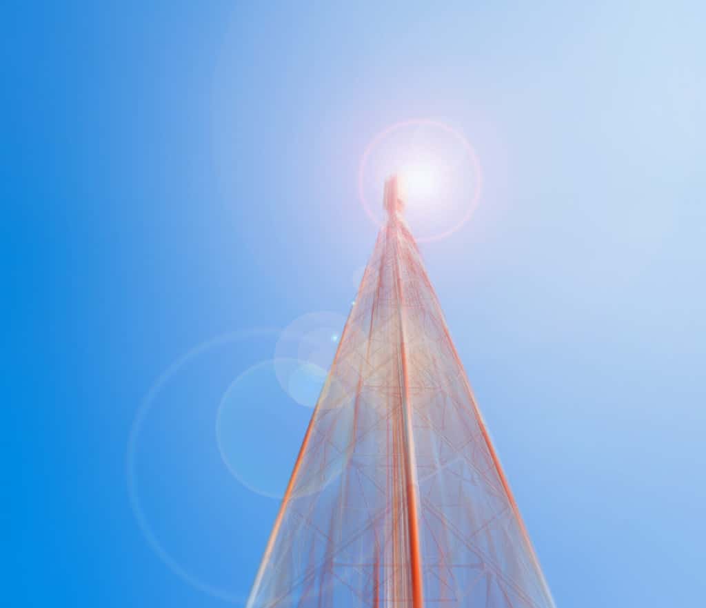 immagine della torre Tele-radio con cielo blu per l'utilizzo in background.