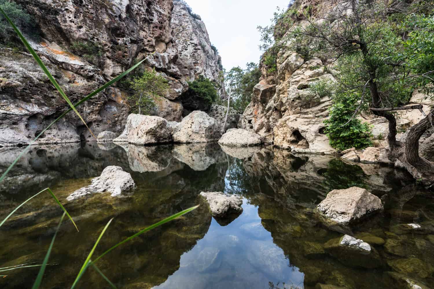 Area picnic Rock Pool al Malibu Creek State Park nelle montagne di Santa Monica vicino a Los Angeles, California.