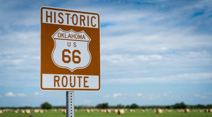 Storico segno marrone e bianco sulla US Route 66 in Oklahoma