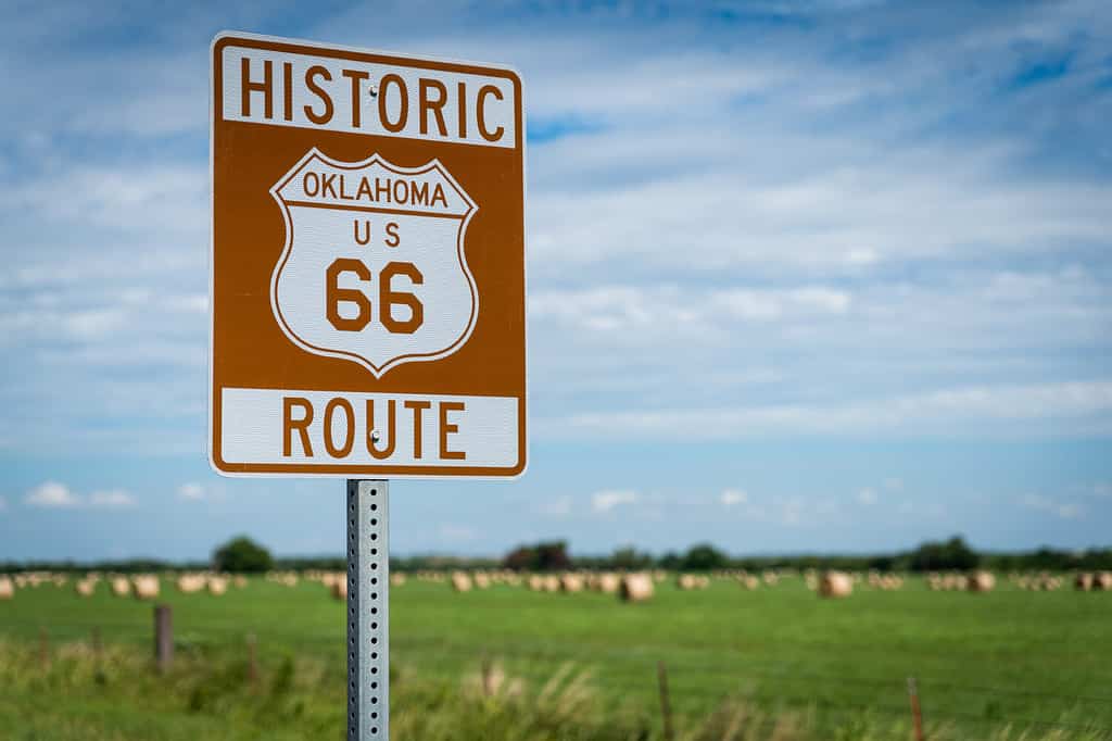 Storico segno marrone e bianco sulla US Route 66 in Oklahoma.  Molte città fantasma abbandonate e dimenticate in Oklahoma si trovano sull'autostrada. 