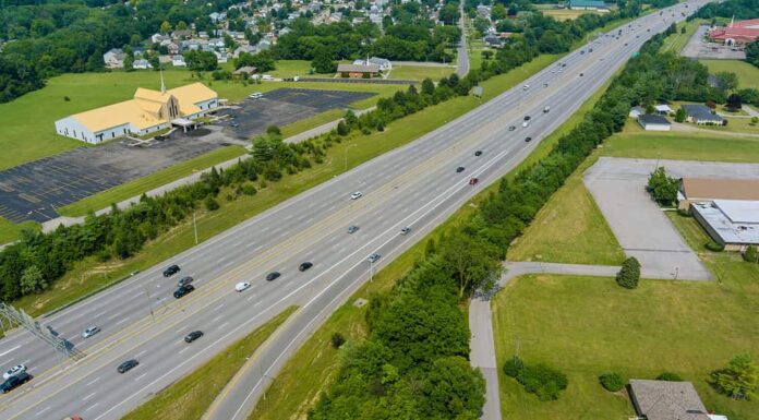 Viaggio attraverso paesaggi accattivanti: la US Highway 2, un nastro stradale che attraversa terreni diversi, da aspre montagne a serene praterie, offrendo un affascinante passaggio attraverso il cuore dell'America.