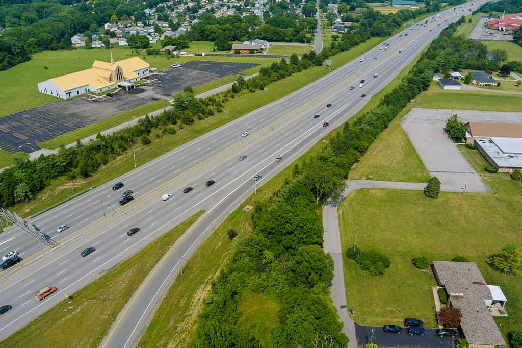 Viaggio attraverso paesaggi accattivanti: la US Highway 2, un nastro stradale che attraversa terreni diversi, da aspre montagne a serene praterie, offrendo un affascinante passaggio attraverso il cuore dell'America.