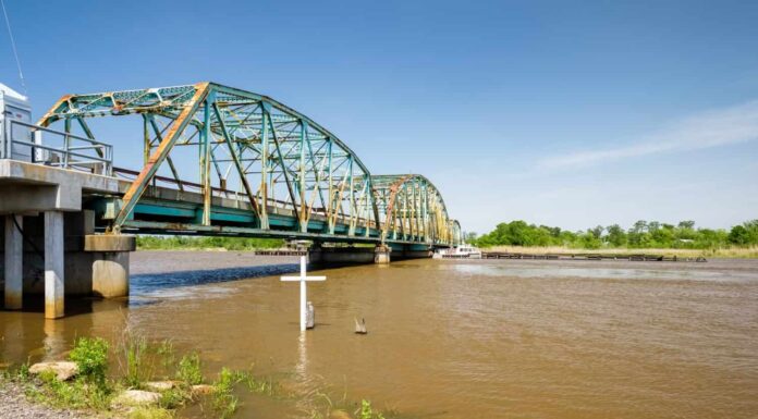 Vintage Highway 90 ponte di travatura reticolare nella Louisiana rurale