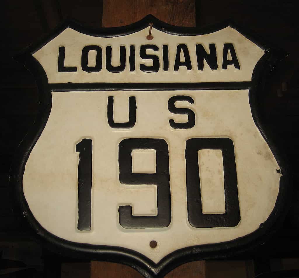 Vecchio cartello per la US Route 190 in Louisiana, ora nel "sala del museo" del General Store di HJ Smith, Covington, Louisiana.