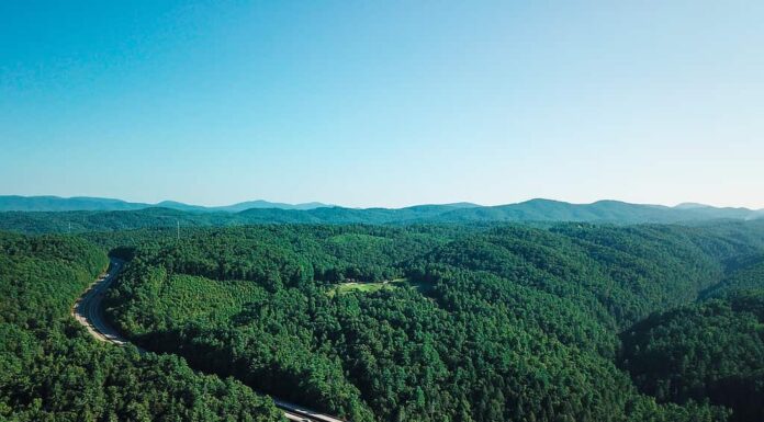 Ponte sulla valle con vista sulle Blue Ridge Mountains della Carolina del Nord.