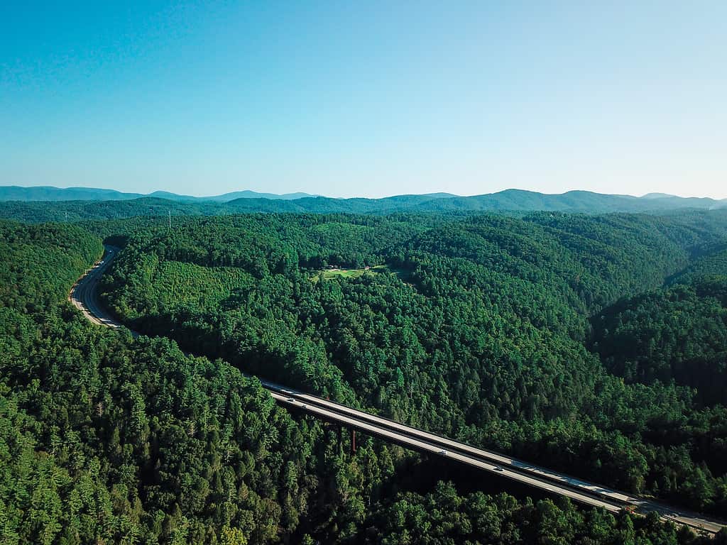 Ponte sulla valle con vista sulle Blue Ridge Mountains della Carolina del Nord.