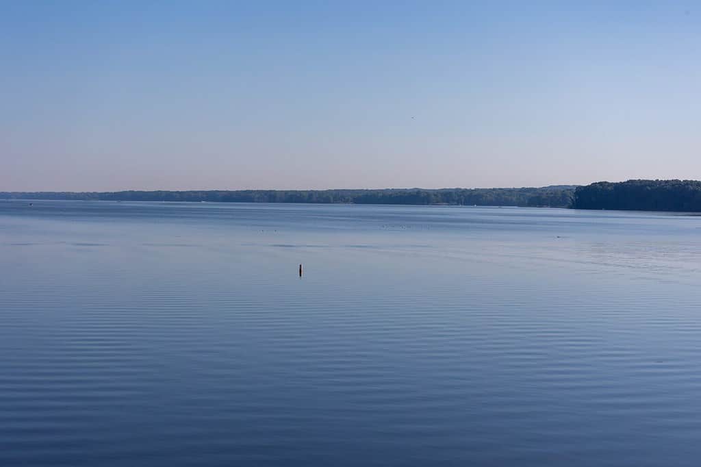 Foto di un lago.