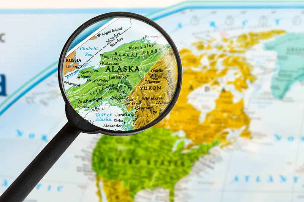 mappa dello stato dell'Alaska attraverso la lente d'ingrandimento