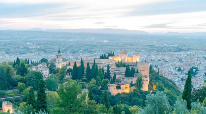 Mura e torri della fortezza dell'Alhambra al tramonto a Granada.  Andalusia.  Spagna.