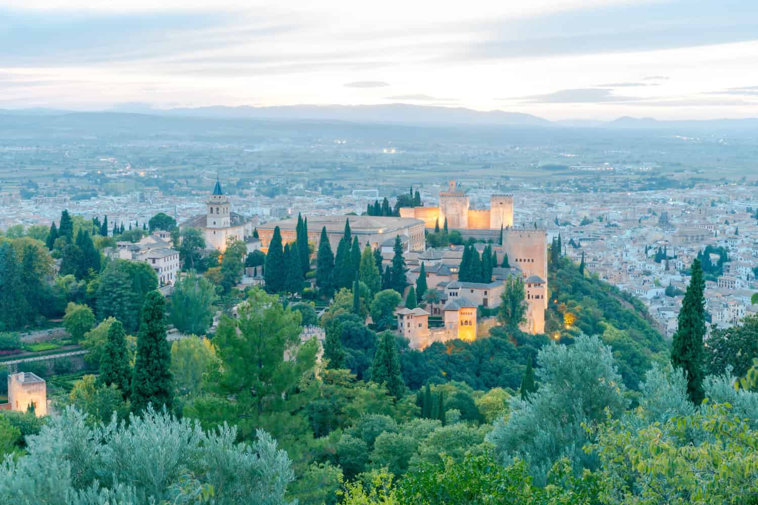 Mura e torri della fortezza dell'Alhambra al tramonto a Granada.  Andalusia.  Spagna.