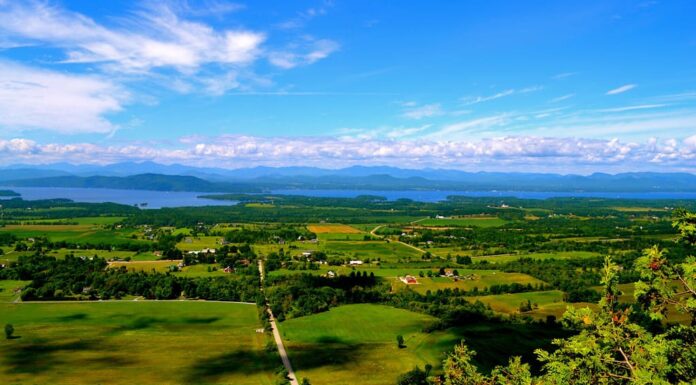 Vista del lago Champlain e degli Adirondacks dal monte Phillo a Charlotte, VT
